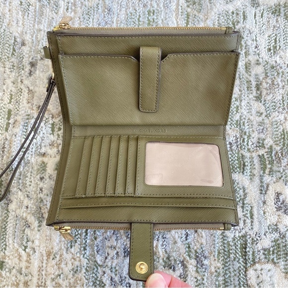 Michael Kors Jet Set double-zip wristlet wallet in duffle green Saffiano leather - Picture 4 of 12